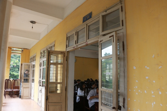 Bên trong ngôi trường học sinh phải đội mũ bảo hiểm ngồi học - Ảnh 7. Bên trong ngôi trường học sinh phải đội mũ bảo hiểm ngồi học - Ảnh 7.