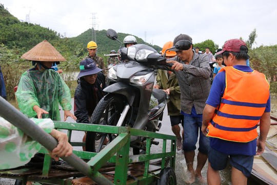 Người dân Quảng Nam dùng xe bò chở xe máy vượt lũ - Ảnh 4.