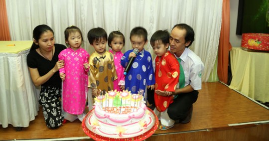 Đưa hình trẻ em lên mạng, phải xin phép - Ảnh 1.