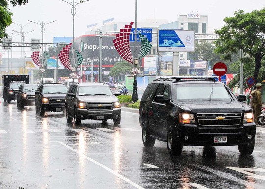 APEC 2017: Người dân Đà Nẵng đội mưa xem quái thú - Ảnh 3.