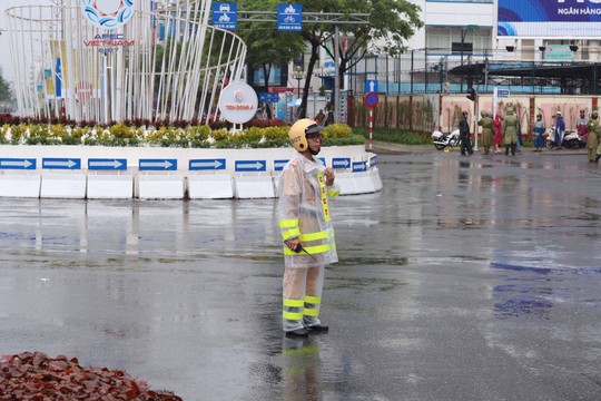 APEC 2017: Người dân Đà Nẵng đội mưa xem quái thú - Ảnh 11.