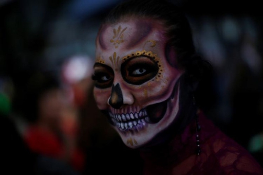 Kinh dị “bộ xương” diễu hành trong lễ hội người chết ở Mexico - Ảnh 8.