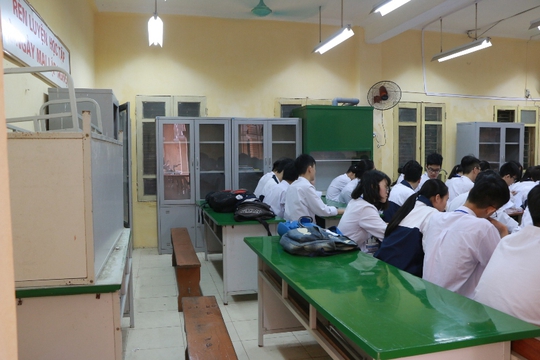 Bên trong ngôi trường học sinh phải đội mũ bảo hiểm ngồi học - Ảnh 8. Bên trong ngôi trường học sinh phải đội mũ bảo hiểm ngồi học - Ảnh 8.