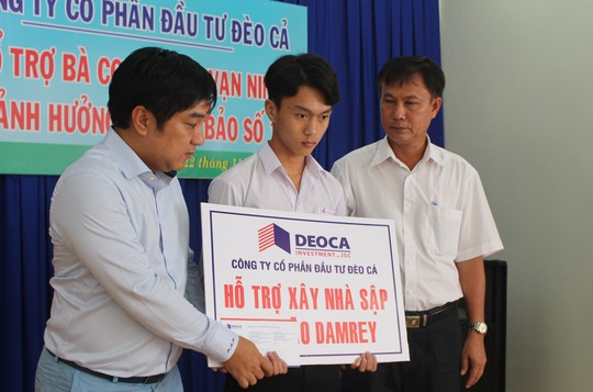 Công ty Đèo Cả và Báo Người Lao Động cứu trợ vùng tâm bão - Ảnh 4. Công ty Đèo Cả và Báo Người Lao Động cứu trợ vùng tâm bão - Ảnh 4.
