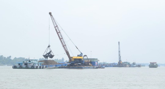 Tình trạng khai thác cát bừa bãi trên sông Tiền khiến lượng phù sa, trầm tích của dòng sông này mất dần, gây ra nhiều vụ sạt lở Ảnh: THỐT NỐT
