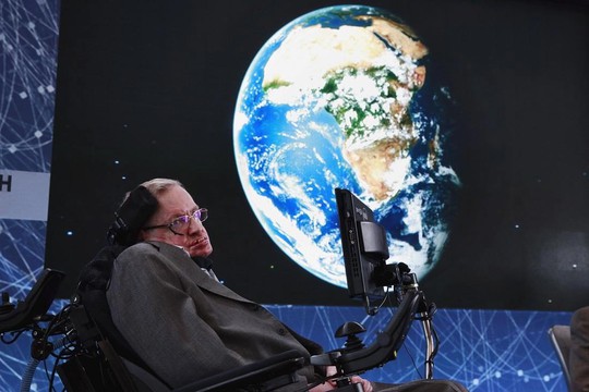 GS Stephen Hawking cảnh báo loài người chỉ còn 100 năm để rời khỏi Trái đất và chinh phục các hành tinh khác trong vũ trụ Ảnh: REUTERS