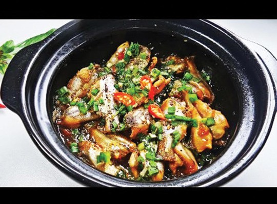 Ví dầu cá chốt kho tiêu… - Ảnh 1.