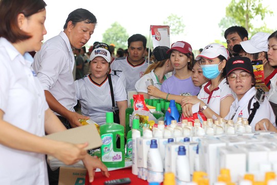 Công nhân các KCX-KCN TP HCM mua hàng giảm giá Ảnh: HOÀNG TRIỀU