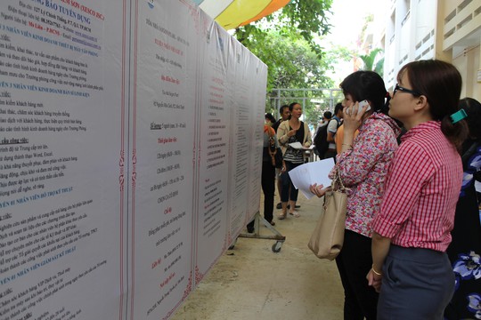 Người lao động tìm việc tại dàn giao dịch việc làm do Trung tâm Dịch vụ việc làm TP HCM tổ chức