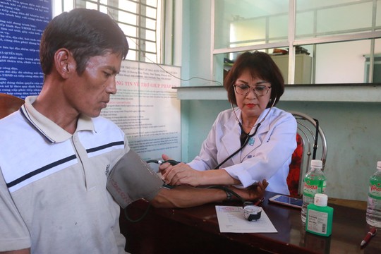 Khám bệnh, phát thuốc miễn phí cho người nghèo - Ảnh 1.