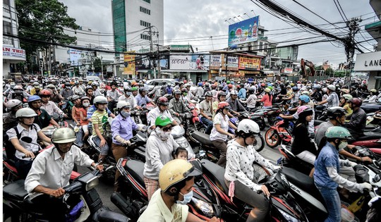 Báo nước ngoài ca ngợi luật đội mũ bảo hiểm của Việt Nam - Ảnh 1. Báo nước ngoài ca ngợi luật đội mũ bảo hiểm của Việt Nam - Ảnh 1.