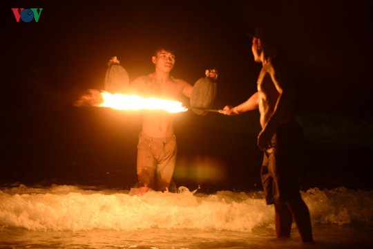 Những người đùa với lửa ở Thái Lan - Ảnh 9.