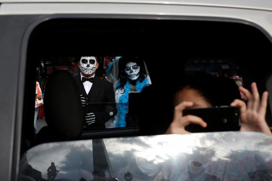 Kinh dị “bộ xương” diễu hành trong lễ hội người chết ở Mexico - Ảnh 9.