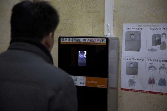 
Máy lấy giấy vệ sinh bằng cách nhận diện khuôn mặt ở Trung Quốc. Ảnh: AP
