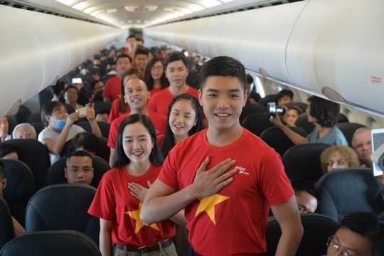 Mừng Tết Độc lập, khách Vietjet được nhận quà và cùng hát acapella - Ảnh 2.