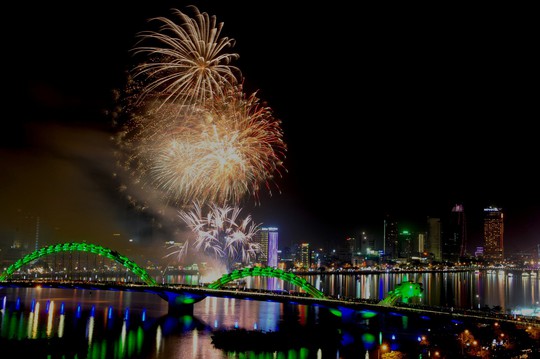 Pháo hoa giữa sông Hàn đón năm mới ở Đà Nẵng - Ảnh 4.