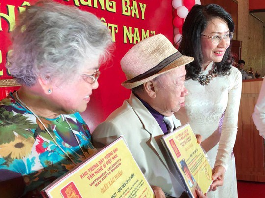 Bà Nguyễn Thị Thu trao bằng xác nhận việc đúc tượng sáp cho danh hài Tùng Lâm và NSƯT Ca Lê Hồng