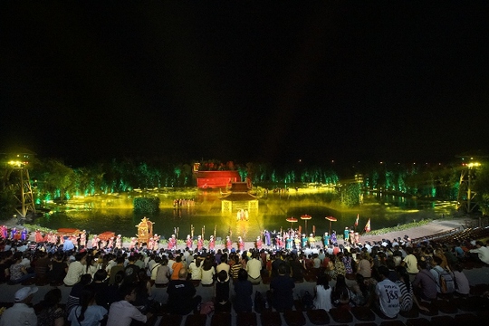 Choáng ngợp cảnh 150 nông dân biểu diễn trên sân khấu mặt nước 3.000 m2 - Ảnh 1.