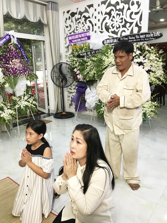 NSND Hồng Vân đưa con gái - bé Bí Ngô đến viếng NSƯT Thanh Sang