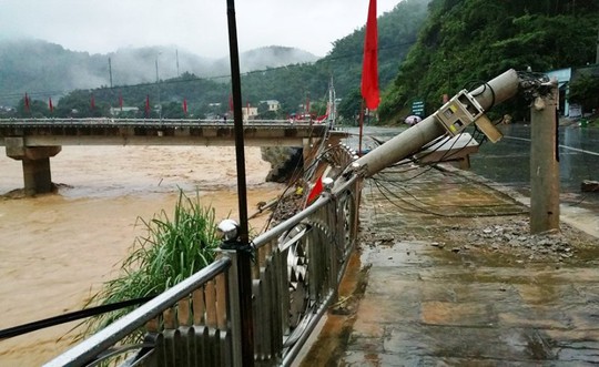 Đã có nhiều người chết do mưa lũ ở Bắc Trung Bộ - Ảnh 7.