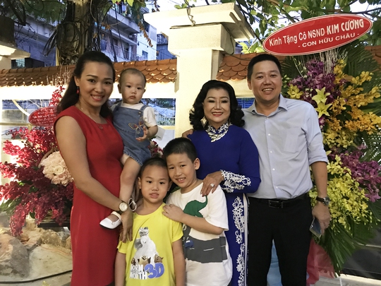 NSND Kim Cương và gia đình con trai của bà - Gia Vinh (Tô Rô) trong buổi họp mặt tri ân