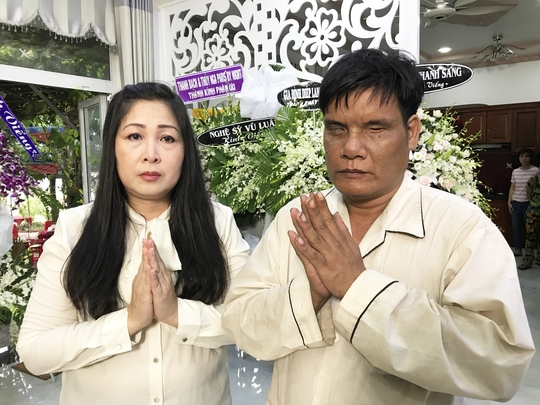 
NSND Hồng Vân và anh Dương Phước Lựa thắp hương tiễn biệt NSƯT Thanh Sang
