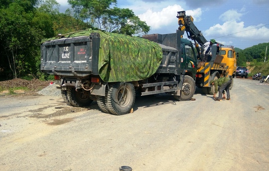 Bố mẹ ngăn cản thi công, con gái lao ra can ngăn bị xe ben cán chết - Ảnh 1. Bố mẹ ngăn cản thi công, con gái lao ra can ngăn bị xe ben cán chết - Ảnh 1.