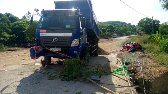 Bố mẹ ngăn cản thi công, con gái lao ra can ngăn bị xe ben cán chết - Ảnh 2. Bố mẹ ngăn cản thi công, con gái lao ra can ngăn bị xe ben cán chết - Ảnh 2.