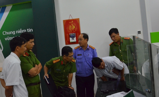
Lực lượng chức năng khám nghiệm hiện trường vụ cướp tại Vietcombank chi nhánh Duyên Hải. Ảnh: MINH HÀO
