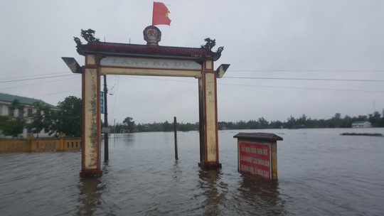 Quảng Trị: Hơn 300 nhà dân vẫn còn ngập sâu trong nước - Ảnh 3.