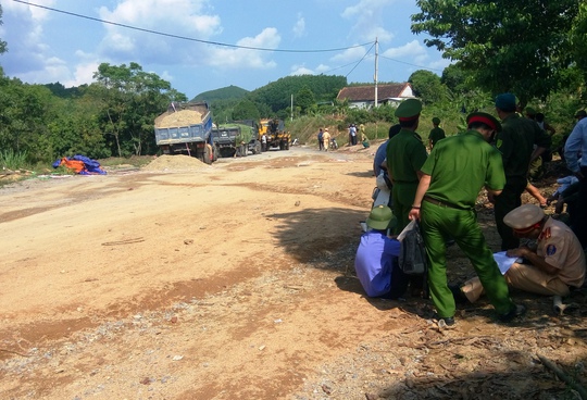 Bố mẹ ngăn cản thi công, con gái lao ra can ngăn bị xe ben cán chết - Ảnh 3. Bố mẹ ngăn cản thi công, con gái lao ra can ngăn bị xe ben cán chết - Ảnh 3.