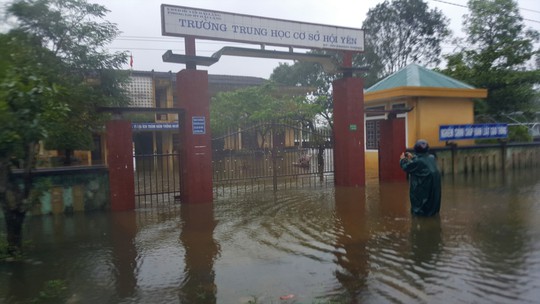 Quảng Trị: Hơn 300 nhà dân vẫn còn ngập sâu trong nước - Ảnh 4.