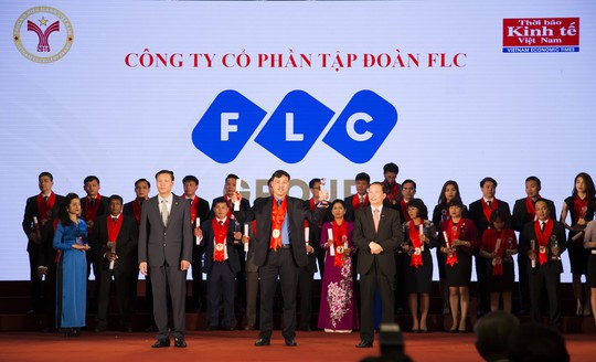 Ông Đỗ Quang Lâm, đại diện Tập đoàn FLC, nhận danh hiệu “Thương hiệu mạnh” năm 2016 từ Ban tổ chức