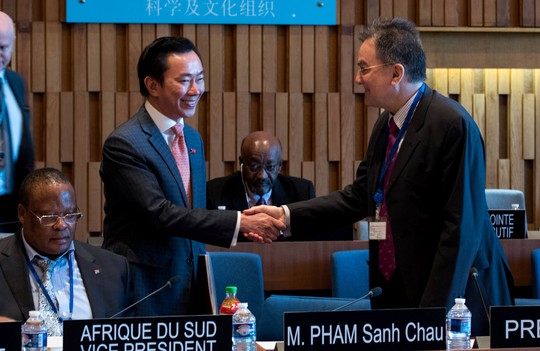 
Đại sứ Phạm Sanh Châu bước vào vòng phỏng vấn với phong thái tự tin - Ảnh: Vụ Văn hóa đối ngoại và UNESCO, Bộ Ngoại giao
