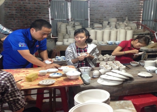 Một ngày của anh Vang khá bận rộn, vừa làm ông chủ, vừa là thợ chính lại là thầy dạy nghề cho các nhân công ở xưởng.