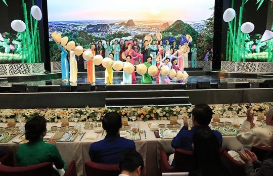 Những hình ảnh ấn tượng tại tiệc chiêu đãi các nhà lãnh đạo APEC - Ảnh 1.