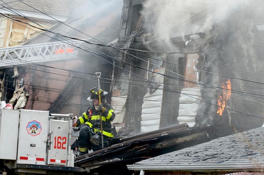 
Căn nhà bốc cháy dữ dội tại khu Queens Village. Ảnh: New York Daily News
