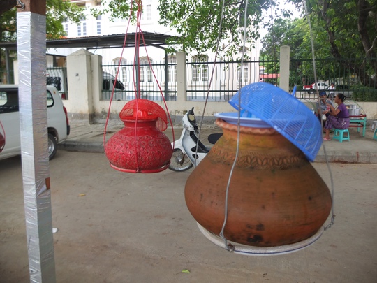 Độc đáo những bình nước uống miễn phí ở Myanmar - Ảnh 2.