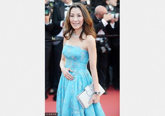 Nữ diễn viên xin lỗi vì diện đầm quốc kỳ tại Cannes - Ảnh 4.