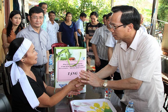 Bộ Lao động hỗ trợ Hà Tĩnh, Quảng Bình 1 tỉ đồng khắc phục thiệt hại bão số 10 - Ảnh 1.