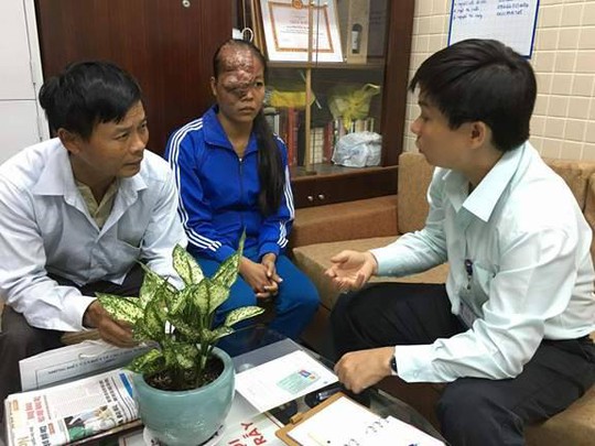 Chuyên gia Mỹ cứu thiếu nữ Việt bị bướu "ăn" nửa mặt
