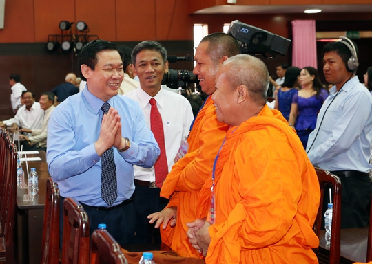 
Phó Thủ tướng Vương Đình Huệ gặp gỡ cán bộ, chư tăng, tăng sinh, học sinh, sinh viên, gia đình chính sách là người dân tộc Khmer - Ảnh: Thành Chung
