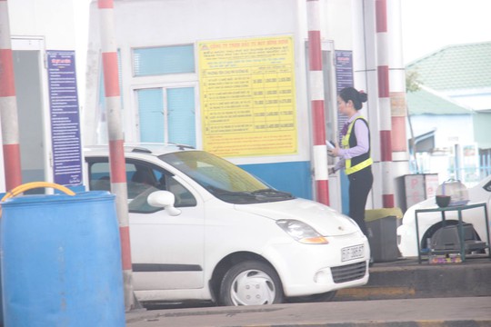 Tài xế dùng ô tô cố thủ giữa trạm BOT Nam Bình Định đòi giảm giá vé - Ảnh 1.