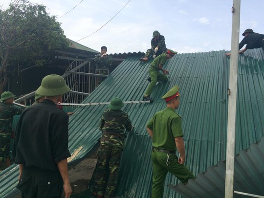 Quân khu 4 điều 400 chiến sĩ tới Hà Tĩnh giúp dân sau bão - Ảnh 4.