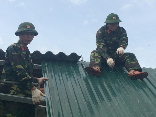 Quân khu 4 điều 400 chiến sĩ tới Hà Tĩnh giúp dân sau bão - Ảnh 6.