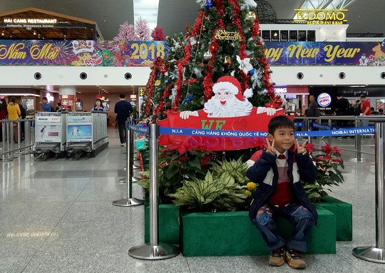 Ngạc nhiên với không khí Giáng sinh ở sân bay Nội Bài - Ảnh 2. Ngạc nhiên với không khí Giáng sinh ở sân bay Nội Bài - Ảnh 2.