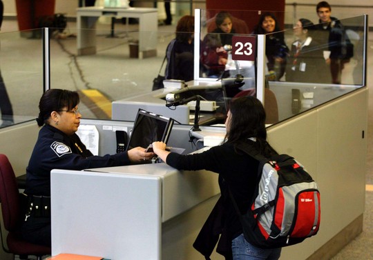 Du khách nước ngoài đến Mỹ có thể phải trải qua các biện pháp kiểm soát cực kỳ nghiêm ngặt Ảnh: REUTERS