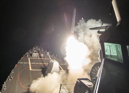 
Tàu USS Ross bắn tên lửa Tomahawk về phía Syria ngày 7-4 Ảnh: Reuters
