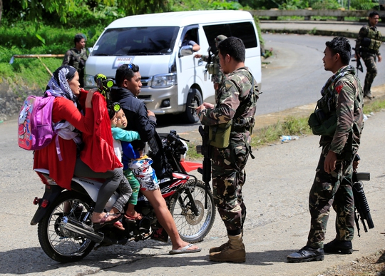 Mỹ bắt tay Philippines chống IS - Ảnh 1.