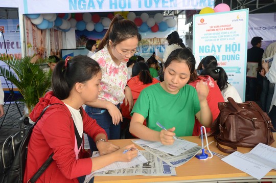 Hơn 10.000 sinh viên tham gia ngày hội việc làm - Ảnh 1.